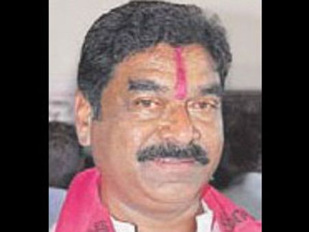 కారు బోల్తా: తెరాస ఎమ్మెల్యేకు తప్పిన ప్రమాదం