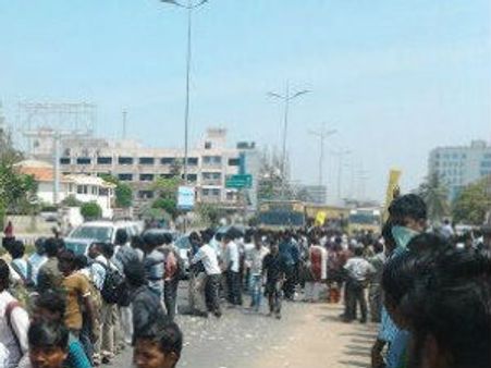 యువతి కోసం బ్యాట్లతో కొట్టుకున్న కాలేజ్ స్టూడెంట్స్