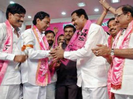 చాడ 'ట్విస్ట్': కెసిఆర్‌ని తూలనాడి.. కోదండకు ప్రశంస