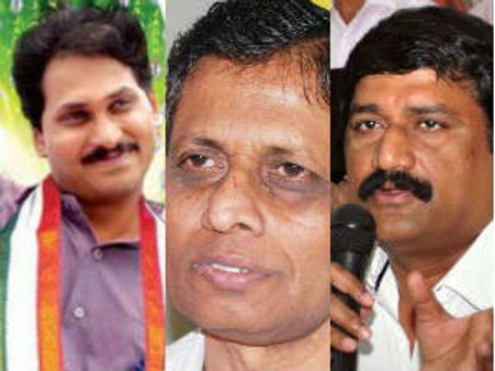 రెండు పడవలపై దాడి కాలు: జగన్ హామీ, కాంగ్రెస్ గాలం