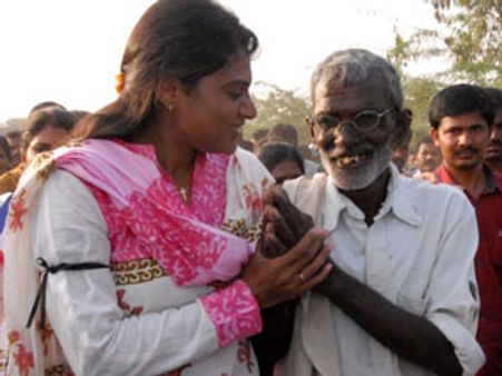 తేనెటీగల దాడి: బస్సులోకి తుర్రుమన్న షర్మిల