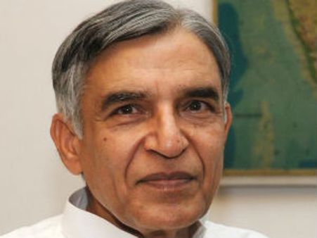 మేనల్లుడి గిల్లుడు: రూ.10 కోట్ల స్కాం, మంత్రిపై బాంబు