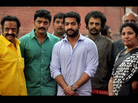 ఎన్టీఆర్ విగ్రహం: అత్తతో జూనియర్, బాబుతో బాలయ్య