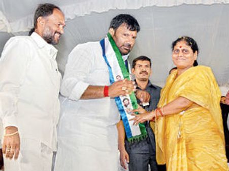 వాకింగ్, ఫ్లయింగ్: కిరణ్, బాబులకు విజయమ్మ చురక