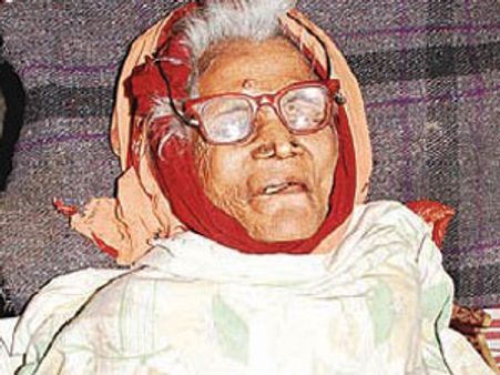 పడిగాపులు: వృద్ధురాలి ఉసురు తీసిన పింఛను