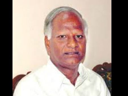 బాబుకు ఝలక్: కడియం రాజీనామా, కారుపై స్వారీ
