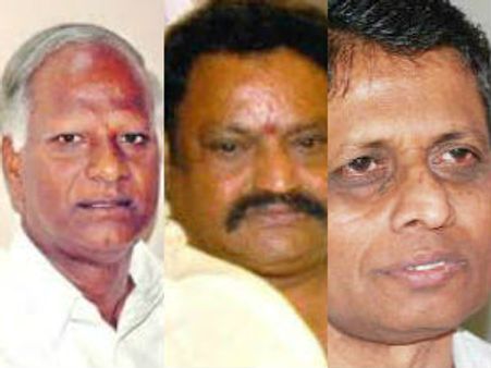 బాబుకు తలపోటు: ఆ ముగ్గురిలో ఇద్దరు చేయి