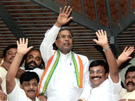 సిఎంగా సిద్ధరామయ్య ప్రమాణం: ఢిల్లీ వెళ్లొచ్చాక కేబినెట్