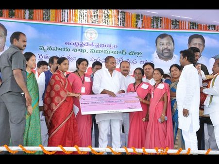  బాబు ఏనాడైనా చెప్పారా: సిఎం నిలదీత (పిక్చర్స్) 