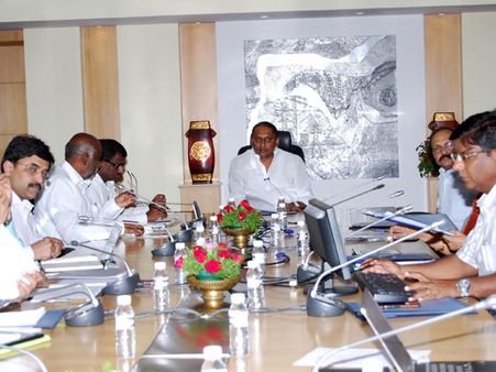 కిరణ్ రెడ్డి బంగారుతల్లి వ్యూహం: నిలదీసిన జానారెడ్డి