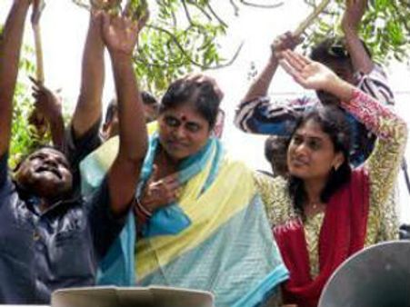 రికార్డ్స్ కోసం కాదు: రెండు వేలు దాటిన షర్మిల యాత్ర