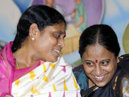 బాబుకు బుద్ధి రాలేదు: విజయమ్మ, వెంట సురేఖ