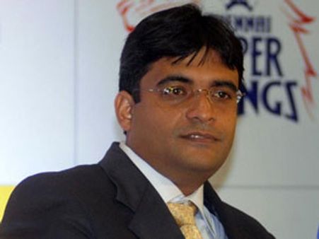 మధురైలో మీడియాను బోల్తా కొట్టించిన గురునాథ్