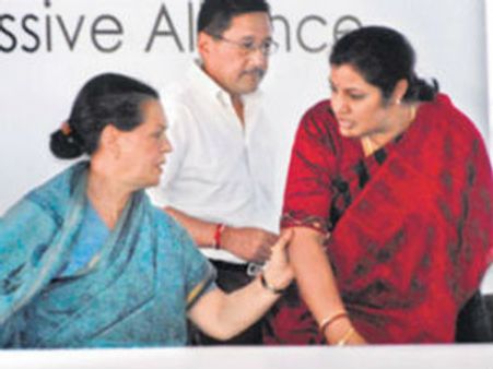 పురంధేశ్వరికి సోనియా షాకిస్తారా?: టిఎస్సార్‌కు సిగ్నల్స్