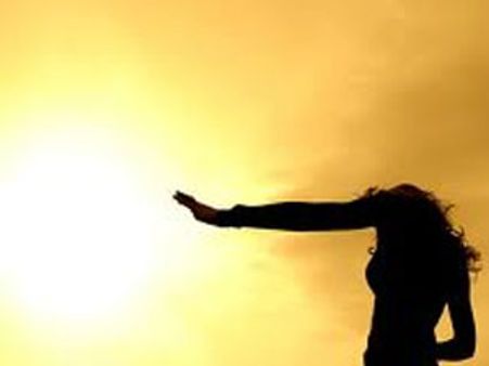 వడదెబ్బకు మహిళ... తల్లి కోసం ఏడ్చి చిన్నారి మృతి