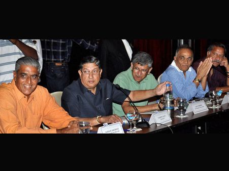 పెరుగుతున్న ఒత్తిడి: మొండికేస్తున్న శ్రీనివాసన్