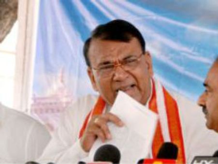 వద్దు: బాలకృష్ణపై పోచారం ఫైర్, బాబుపై పొంగులేటి