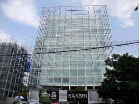 తప్పుడు వార్తంటూ సాక్షి ఆఫీస్‌పై గుడ్లు, భారతిపై ఫైర్