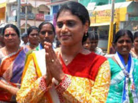 మా ఓటుబ్యాంక్‌గా మారింది, బోత్స లిక్కర్ డాన్: షర్మిల