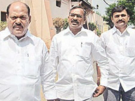 బాబు జైలు వద్ద కాపలా ఉండాలి: జగన్ పార్టీ ఎద్దేవా