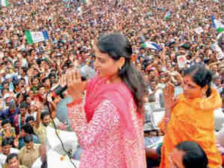 ఎన్టీఆర్ ఫ్యామిలిని తొక్కేసి లోకేష్‌కా?: బాబుకు షర్మిల