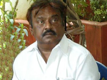 జయకంటే బెటర్: విజయకాంత్, 'అమ్మ'లో కరుణ బర్త్‌డే