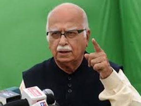 బాధిస్తోంది: అస్త్ర సన్యాసంపై అద్వానీ, రిజైన్ తిరస్కరణ