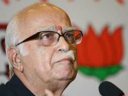 బిజెపికి ఊహించని షాక్: పదవులకి అద్వానీ రాజీనామా