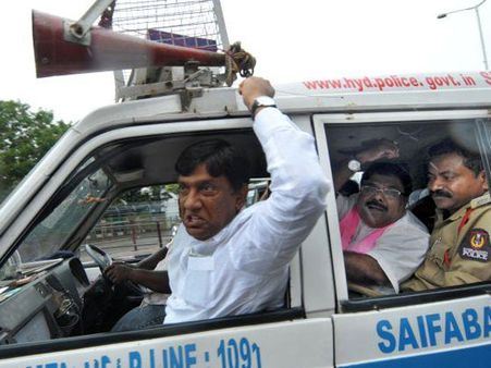 ఫొటోలు: చలో అసెంబ్లీ ఉద్రిక్తం, రోడ్ల మీదికి నేతలు