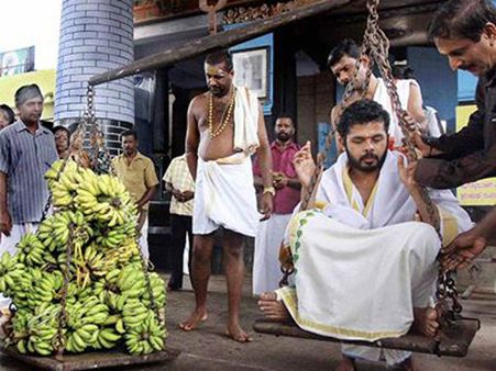 మొక్కులు: అరటిపండ్లతో శ్రీశాంత్ తులాభారం