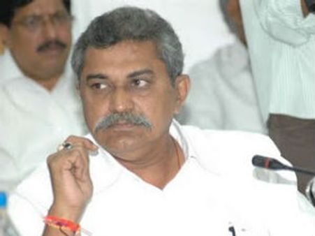 వివాదంలో మరో మంత్రి: మహీధర్‌కు హైకోర్టు నోటీసులు