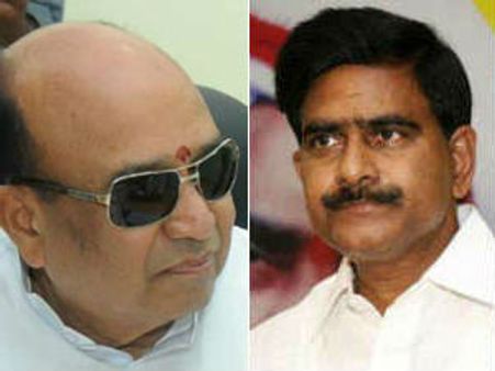 నిద్రిస్తున్నారా?: చిరుపై దేవినేని, ఛాన్సివ్వండి: శంకరన్న