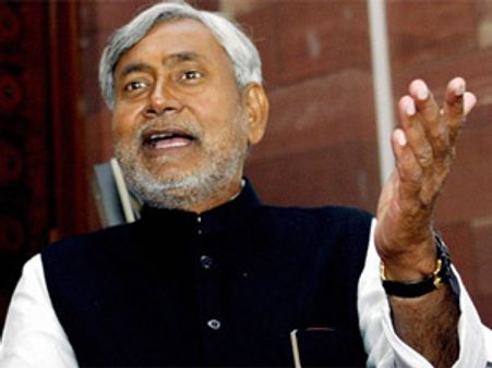 మోడీకి ప్రశంస: నితీష్ కుమార్‌కు వీడియో చిక్కులు