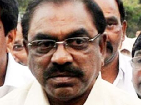 చిరు మంత్రి సిఆర్ చిచ్చు: శంకరన్న కూతురికి పదవి