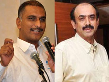 కెటిఆర్‌పై కుట్ర: హరీష్, బెదిరించలేదని నిర్మాత సురేష్