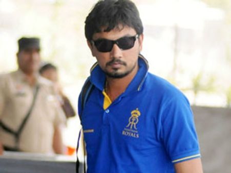 ఫిక్సింగ్: బుకీల నుంచి డబ్బులు తీసుకున్న త్రివేది