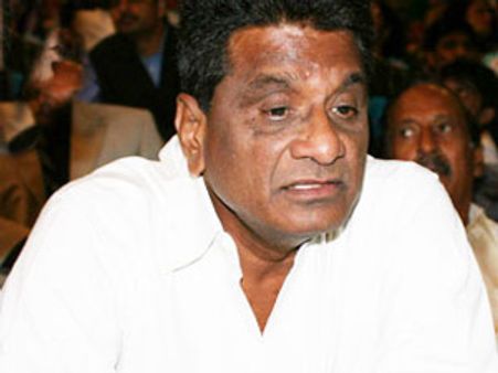 సీటు కోసం జగన్‌పై విషం కక్కాడు: ఉండవల్లిపై గోనె