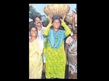 తట్టను ఎత్తిన షర్మిల: ఈ రోజు 2,500కి.మీ.మైలురాయి