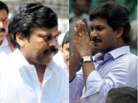 జగన్‌తో జాగ్రత్త, కూల్చేయబోతే కాపాడాను: చిరంజీవి