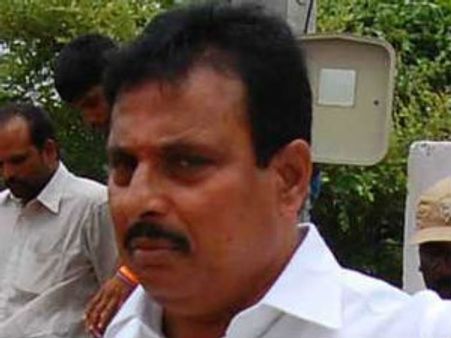 వరదలు: బాబు ధర్నాపై దానం ఫైర్, కిరణ్‌కు నో పర్మిషన్