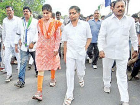 జగన్‌కు మంచి మనసుంది: షర్మిల, పాదయాత్రలో దాడి