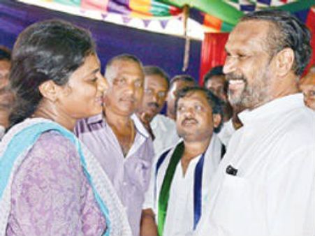 షర్మిల యాత్ర: నిన్న దాడి, నేడు కొణతాల రామకృష్ణ