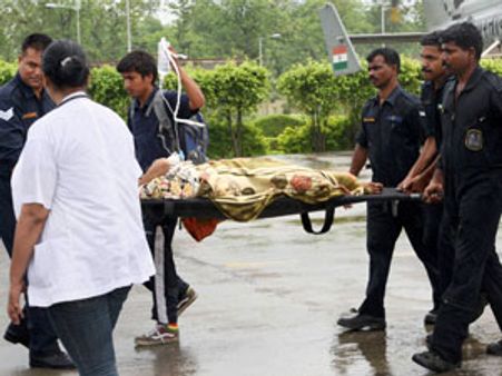 వరదల ట్రాజెడీ: పేరెంట్స్ మిస్, మహిళ ఆత్మహత్య