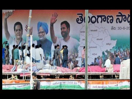 బైక్ నడుపుతూ దామోదర, పాదయాత్రగా కోమటిరెడ్డి