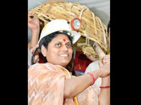 గెలుపే జగన్‌కి బహుమతి: విజయమ్మ, వస్తాడని షర్మిల