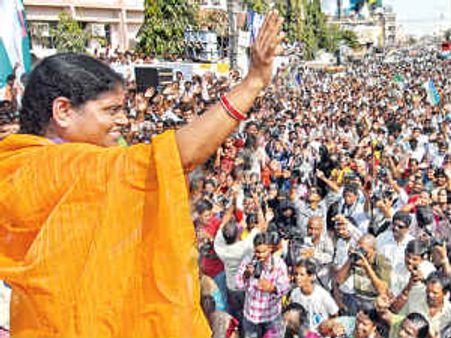 జగన్ బ్లూఫిల్మ్స్ చూడట్లేదు, లగ్జరీగా లేరు: విజయమ్మ