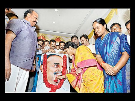 జగన్ భయంతోనే పంచాయతీ ఎన్నికలు: విజయమ్మ