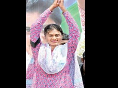 పార్టీ నేతపై షర్మిల సెక్యూరిటీ గార్డుల దాడి, క్షమాపణలు