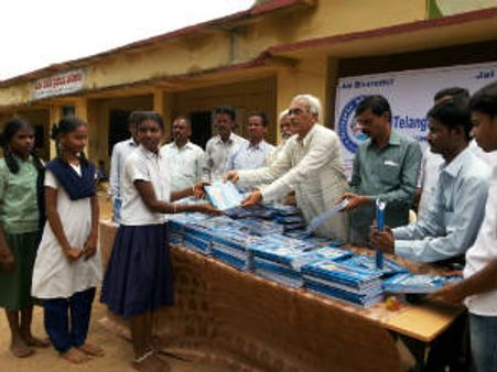 విద్యార్థులకు ఎన్నారైల నోట్ బుక్స్
