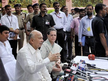 హైద్రాబాద్ లింక్స్‌పై దర్యాఫ్తు: గయ పేలుళ్లపై షిండే